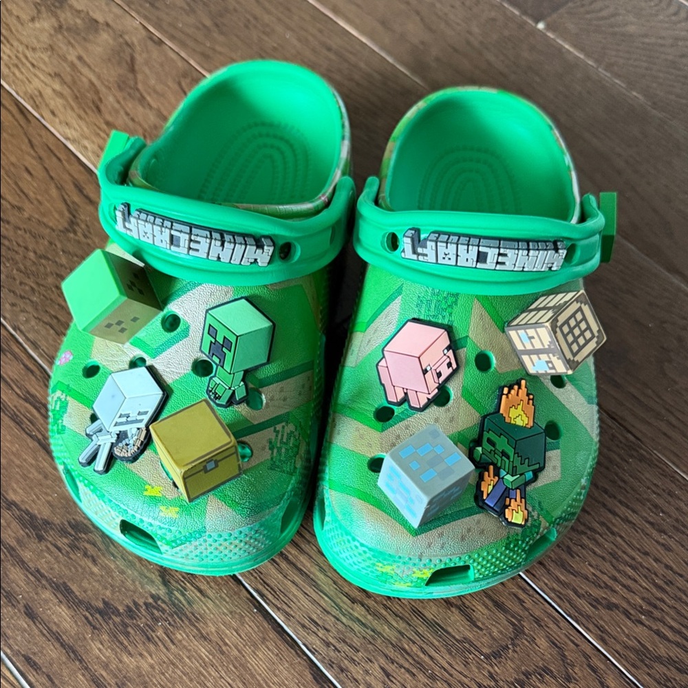 CROCS Kids Green Gaming Slippers size J-1